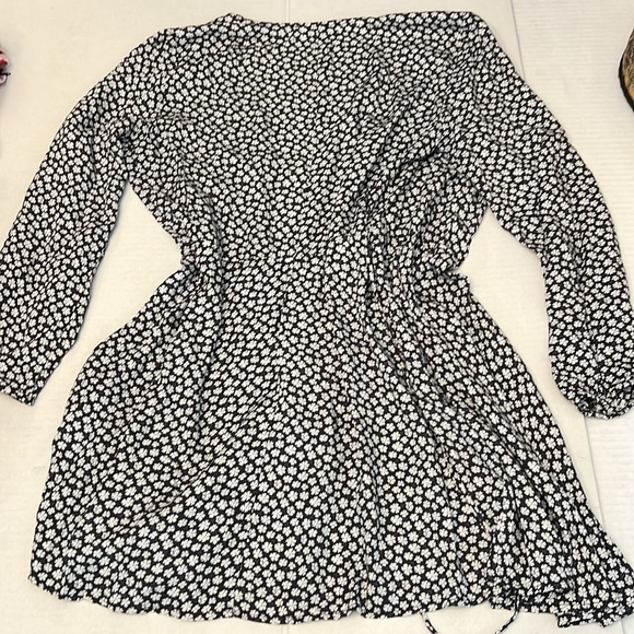 REFORMATION BLACK & WHITE FLORAL WRAP DRESS MEDIUM - Picture 12 of 12